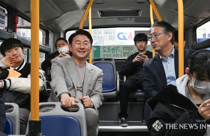 김동근 시장이 3월 28일 학생들과 1-7번 시내버스에 탑승해 학생들과 이야기하고 있다.