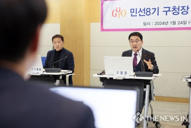 문헌일 구로구청장(사진 오른쪽)이 지난 1월 24일 열린 ‘민선8기 구청장 공약사업 검토보고회’에서 발언하고 있다.