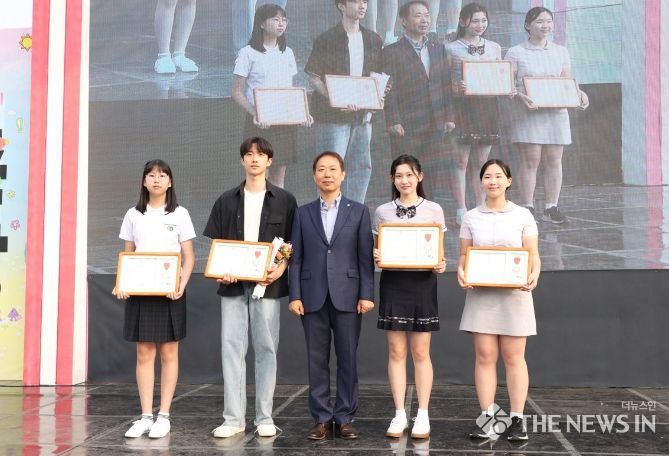 장영근 안양시 부시장이 25일 청소년의 날 기념식에서 '안양시 청소년상'을 받은 학생들과 기념촬영을 했다