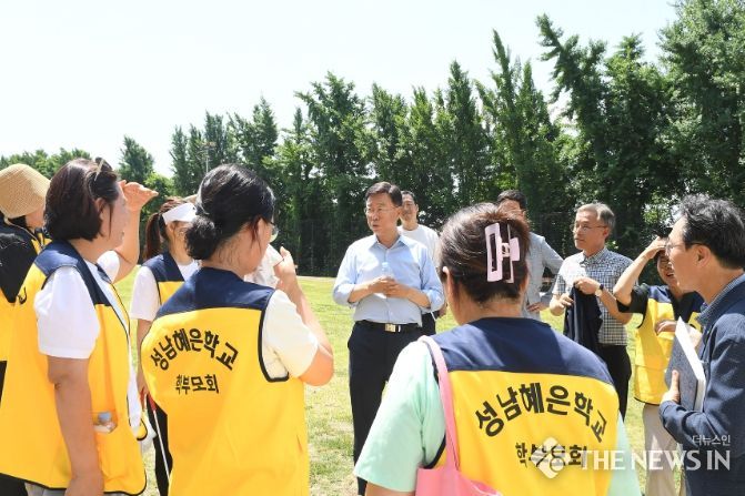 신상진 성남시장과 성남혜은학교 학부모들이 13일 단대 다목적구장 연결 통행로 개설에 관한 현장 소통 간담회 중이다
