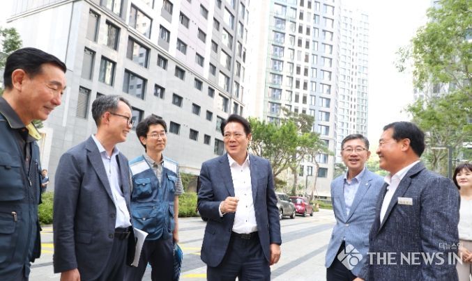 최대호 안양시장을 비롯한 관계 공무원 등이 19일 오후 비산동 비산초교 주변지구 내 청년임대주택을 방문해 시설물을 점검했다
