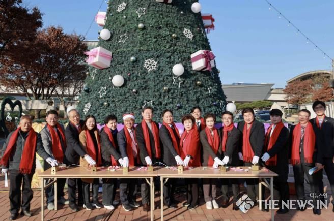 24일 용인특례시청 입구에서 열린 '크리스마스트리 점등식' 행사 모습