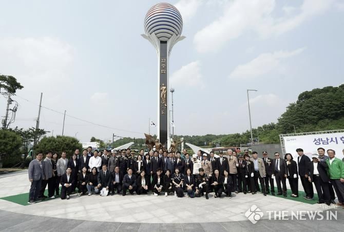 27일 여수동 시청공원에서 열린 현충탑 제막식 참석자들이 기념촬영을 하고 있다